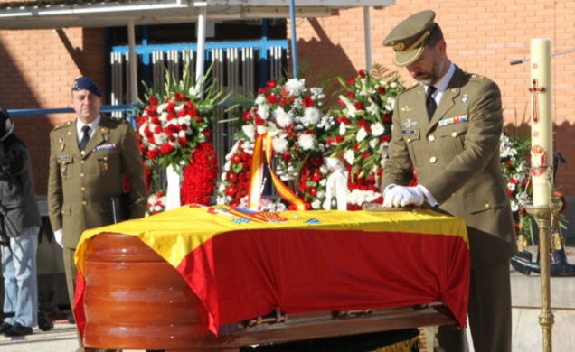 El Príncipe de Asturias impuso a título póstumo la Cruz al Mérito Militar con distintivo rojo