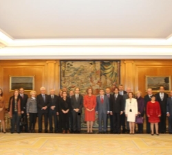 Fotografía de Su Majestad la Reina con la Junta Directiva de la Confederación Española de Organizaciones en favor de las personas con Discapacidad Int
