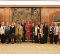 Fotografía de Su Majestad la Reina junto a la Promoción 1959-1962 de Ayudantes Técnicos Sanitarios de Cruz Roja Española de Madrid, con motivo de sus 
