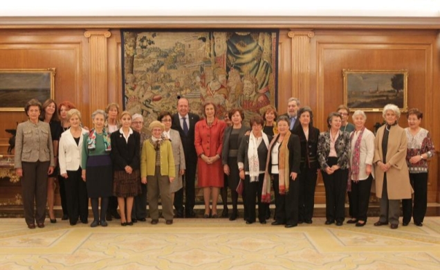 Fotografía de Su Majestad la Reina junto a la Promoción 1959-1962 de Ayudantes Técnicos Sanitarios de Cruz Roja Española de Madrid, con motivo de sus 