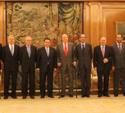 Su Majestad el Rey junto a los miembros del Consejo de Administración de Enagás