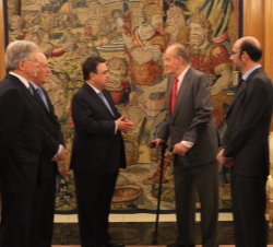 Don Juan Carlos atiende conversa con el presidente de Enagás, Antonio Llardén Carratalá en presencia de otros miembros del Consejo
