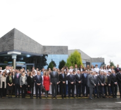 Fotógrafía de grupo de Sus Altezas Reales los Príncipes de Asturias con el personal del instituto