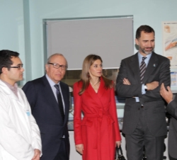 Los Príncipes de Asturias reciben explicaciones de Carlos Belmonte y Luis Fernández-Vega