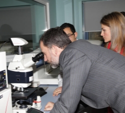 Don Felipe y Doña Letizia a su paso por el laboratorio de Superficie Ocular