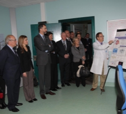 Los Príncipes de Asturias reciben explicaciones a su paso por el laboratorio de Glaucoma