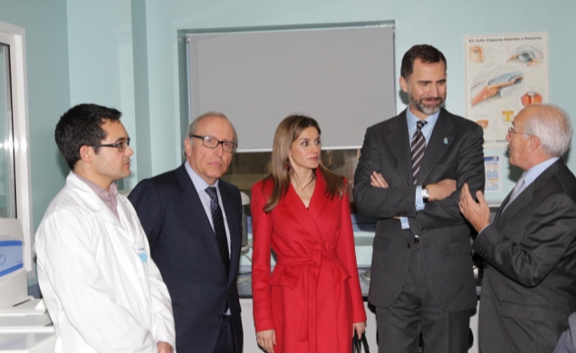 Los Príncipes de Asturias reciben explicaciones de Carlos Belmonte y Luis Fernández-Vega