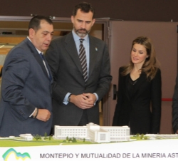 Sus Altezas Reales los Príncipes visionan una maqueta del complejo