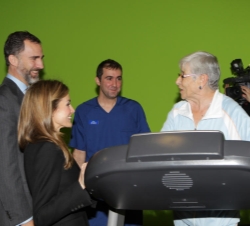 Don Felipe y Doña Letizia conversan con una señora a su paso por la zona de fisioterapia