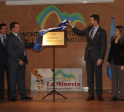 Don Felipe, en presencia de Doña Letizia, descubre una placa conmemorativa de su visita