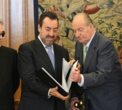 Su Majestad el Rey recibe de manos del presidente de la ONCE, Miguel Carballeda Piñeiro, el libro conmemorativo "ONCE. Aniversarios de ilusión&qu