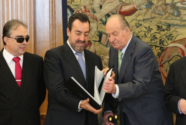 Su Majestad el Rey recibe de manos del presidente de la ONCE, Miguel Carballeda Piñeiro, el libro conmemorativo "ONCE. Aniversarios de ilusión&qu