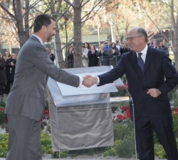 Don Felipe, recibe el saludo del presidente de Repsol, Antoni Brufau, tras descubrir la placa conmemorativa