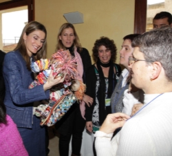 Doña Letizia es obsequiada con unos muñecos y un bolso hechos con material reciclado, realizados por los miembros de la Fundació de Persones amb Disca