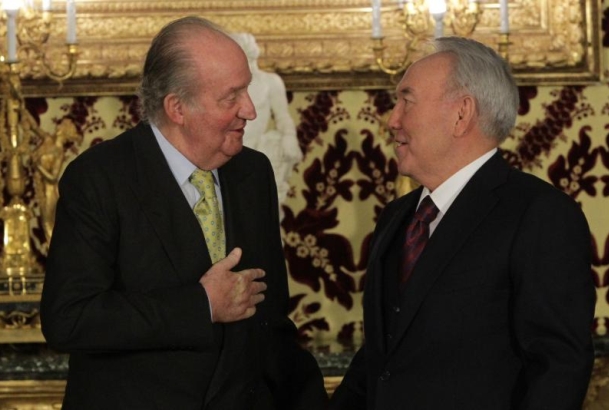 Don Juan Carlos conversa con el Presidente de Kazajstán, Nursultán Nazarbayev