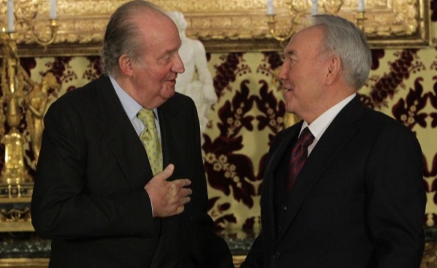 Don Juan Carlos conversa con el Presidente de Kazajstán, Nursultán Nazarbayev