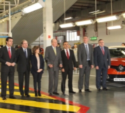 Don Juan Carlos acompañado por las autoridades presentes en el acto