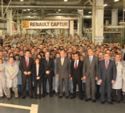 Su Majestad el Rey, con las autoridades asistentes y los trabajadores de la planta de Renault