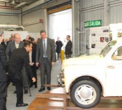 Don Juan Carlos observa, junto a Carlos Ghosn, un Renault 4/4
