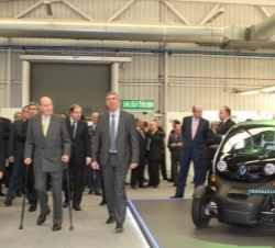 Su Majestad el Rey, en su recorrido por las instalaciones, junto a un Renault Twizy