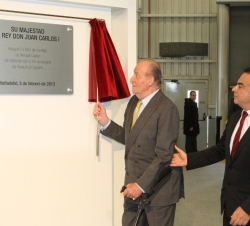 Don Juan Carlos, junto al consejero delegado de Renault-Nissan, descubre una placa conmemorativa de la inauguración de la línea de montaje del Renault