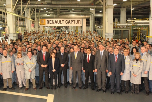 Su Majestad el Rey, con las autoridades asistentes y los trabajadores de la planta de Renault