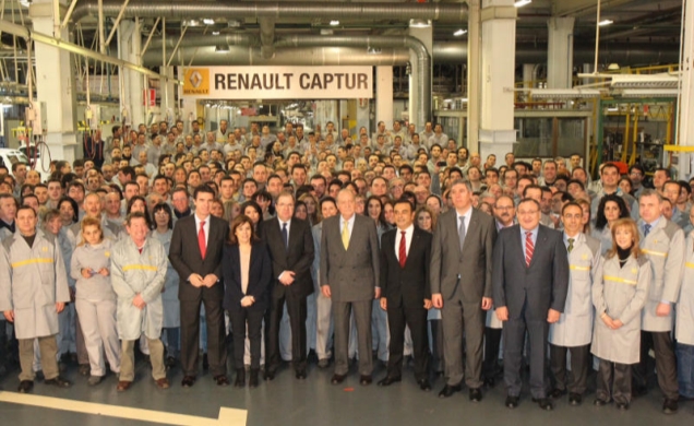 Su Majestad el Rey, con las autoridades asistentes y los trabajadores de la planta de Renault