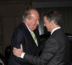 El lehendakari del Gobierno Vasco, Íñigo Urkullu, recibe a Su Majestad el Rey a su llegada al pabellón