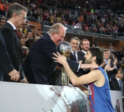 Juan Carlos Navarro recibió el saludo afectuoso de Don Juan Carlos, en presencia del Lehendakari del Gobierno Vasco