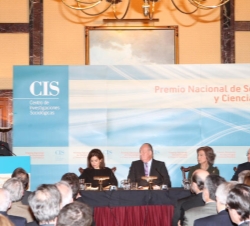 Los Reyes, la vicepresidenta del Gobierno y ministra de la Presidencia y el presidente del CIS, durante la intervención del profesor Díez Nicolás