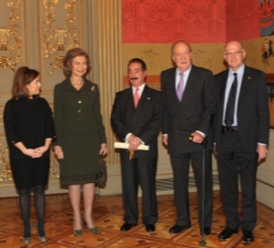 Los Reyes, la vicepresidenta del Gobierno y ministra de la Presidencia y el presidente del CIS, con el profesor Díez Nicolás