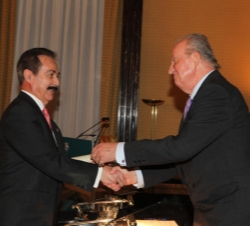 Don Juan Carlos entrega el galardón al profesor Díez Nicolás