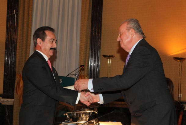 Don Juan Carlos entrega el galardón al profesor Díez Nicolás