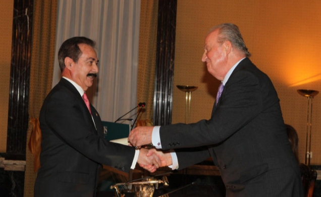 Don Juan Carlos entrega el galardón al profesor Díez Nicolás