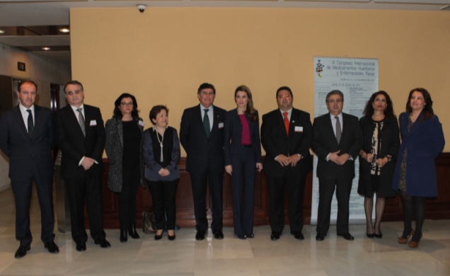 La Princesa de Asturias junto al presidente del Real Colegio de Farmacéuticos de Sevilla, Manuel Pérez, el presidente de FEDER, Juan Carrión, la deleg