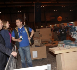 La Princesa de Asturias conversa con un participante de la sección de carpintería