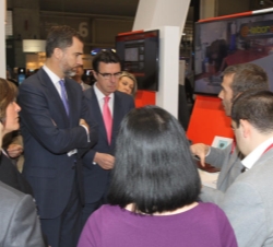 Don Felipe y el ministro de Industria, Energía y Turismo, durante su recorrido por la feria