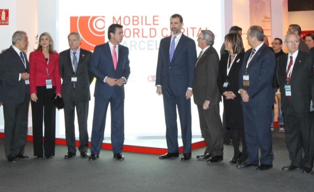 Don Felipe y el resto de autoridades, en el stand de Mobile World Capital Barcelona