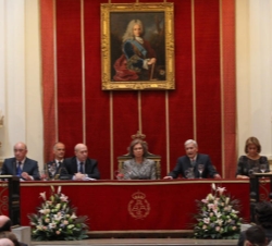 Doña Sofía, en la mesa presidencial, junto al ministro de Educación, Cultura y Deporte, el director de la Real Academia, el presidente de la Asociació