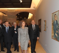 La Reina, durante su recorrido por la exposición