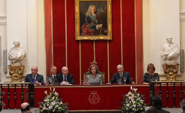 Doña Sofía, en la mesa presidencial, junto al ministro de Educación, Cultura y Deporte, el director de la Real Academia, el presidente de la Asociació