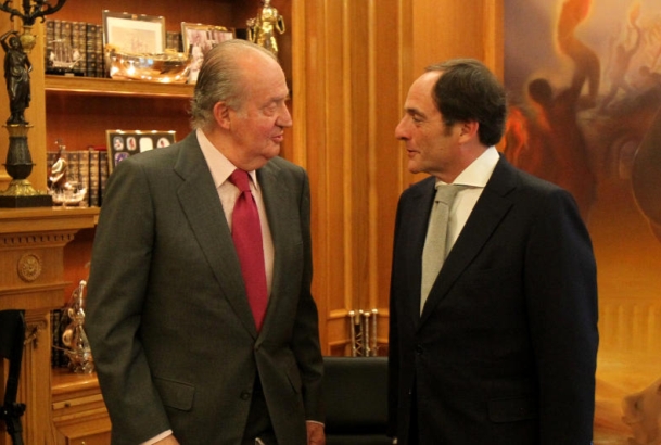 Don Juan Carlos conversa con el ministro de Asuntos Exteriores portugués 