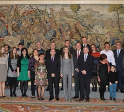 Doña Letizia acompañada por una representación de la Asociación Miastenia de España (AMES)