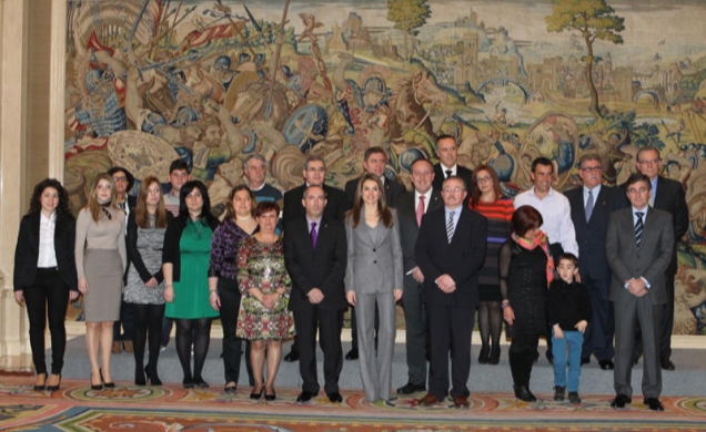 Doña Letizia acompañada por una representación de la Asociación Miastenia de España (AMES)