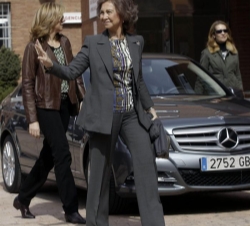Doña Sofía acompañada por las Infanta Doña Elena y Doña Cristina a su llegada a la Clínica "La Milagrosa"