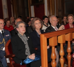 Su Majestad la Reina junto a la viuda del profesor Carrillo Salcedo, Matilde Donaire, y el ministro de Asuntos Exteriores, José Manuel García-Margallo
