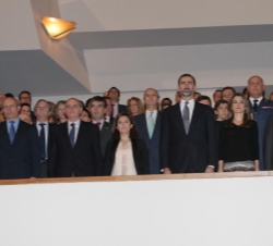 Sus Altezas Reales los Príncipes de Asturias junto a las autoridades presentes en el concierto durante la interpretación del Himno Nacional 