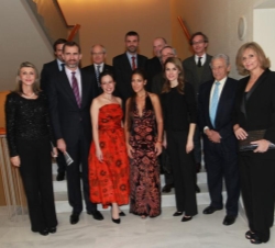 Los Príncipes, con las artistas, Leticia Moreno y Alba Ventura, y las autoridades asistentes