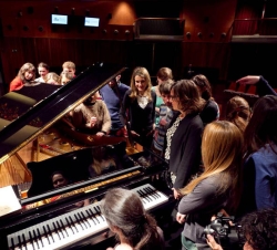 La Princesa y el resto de asistentes al taller de iniciación a la música clásica, durante una de las actividades al piano