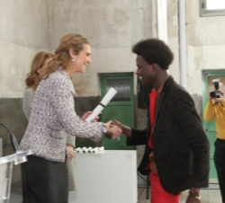 La Infanta Doña Elena entrega el premio concedido a la Asociación Sin Papeles de Madrid a Daouda Thiam